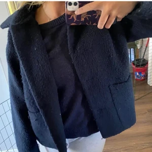 Monki Jacka - (Lånad bild) Tänkte kolla intresset på denna extremt snygga jacka som jag köpt här på Plick. Jackan är i väldigt bra skick och från Monki. Den är i storlek XS men passar upp till M ❤️