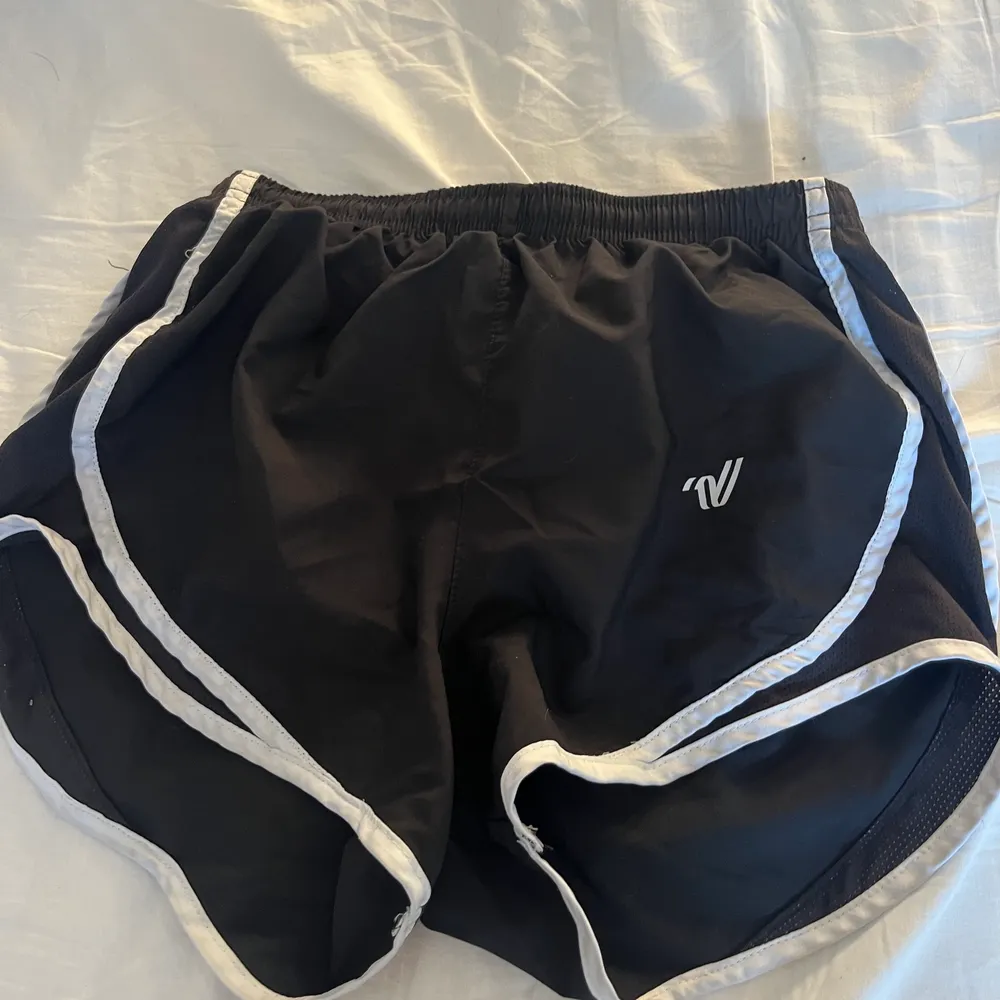 Jag har valt att sälja mina Infinity shorts, eftersom att jag valt att sluta i cheerleadingen. Dem gråa är i storlek xs och dem svarta i s. Båda sitter jättefint tycker jag. Säljer båda för 500 och då ett par för 250 . Shorts.