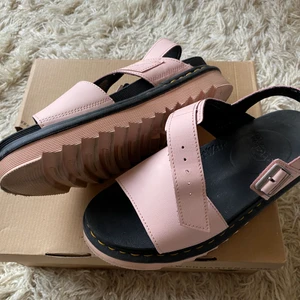 Dr Martens Voss rosa - Sandaler med grov räfflad sula. Använda endast en gång, på klubb :) 