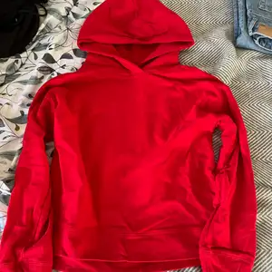 En röd hoodie i M från Lager157