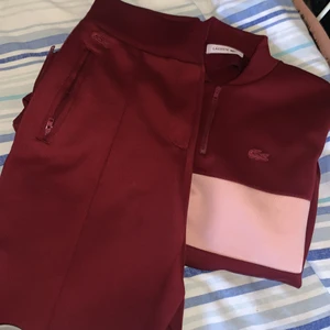 lacoste set❤️ - Använd minst 3 gånger super fint skick ❤️ Perfekt till hösten väldigt bekväma. strl 36 med drag kedja på byxbenet 