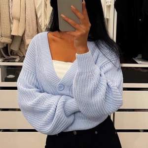 Bilden är lånad från artikelnummer på Instagram. En blå stickad tröja i storlek M från h&m i super fin färg. Perfekt till vintern eller hösten med en väst😍