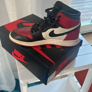 Jordan 1 Bred Toe (ovanlig) - Jordan 1 bred toe köpta på sneakersnstuff på en raffle (tävling). Köpa samma dag som dem kom ut vilket är i februari 2018. Bred toe är ovanliga därav priset. Storlek 6.5 US GS med andra ord storlek 39. Passar både herr och dam. 