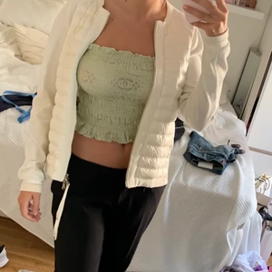 Söt grön topp - Säljer denna gröna toppen som är perfekt under koftor och på egen hand 💗💗