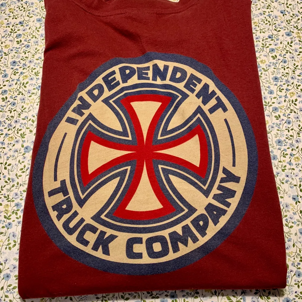 Independent tisha i strl xl men väldigt stor , xxl typ , ganska använd , vinröd . T-shirts.