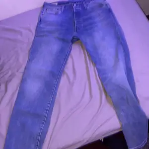 Nåra ljusblåa 501 Levi’s jeans köpa på Levi’s utan skador eller fläckar storlek 33W 32L