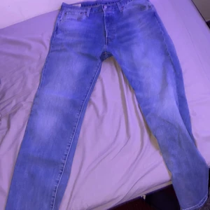 Ljusblå 501 Levi’s Jeans  - Nåra ljusblåa 501 Levi’s jeans köpa på Levi’s utan skador eller fläckar storlek 33W 32L