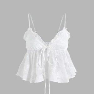 Linne  - Säljer denna jättesöta toppen pga att jag inte får användning av den. På hemsidan ser den vit ut men den är mer elfenben färg i verkligheten skulle jag säga. Skriv gärna privat ifall det finns några funderingar eller om jag ska visa mer bilder på det🥰