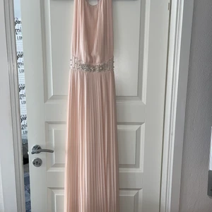 Långklänning - Långklänning används endast en gång den har öppen rygg (om bild önskas på hör av dig) den är insydd lite i midjan men det går lätt att ta upp