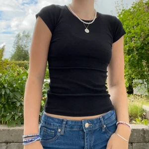 Svart t-shirt  - Fin t-shirt som inte kommer till användning då den inte riktigt är min stil. Är använd en del, men fortfarande i bra skick💗