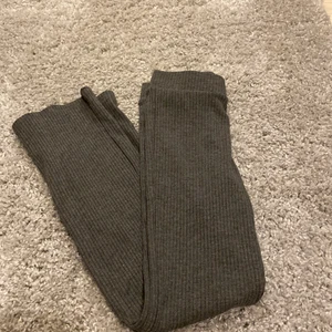 Ett par hm byxor  - Dom är byxorna är lite utsvängda, dom är i storlek 134 och är lite för korta för mig.super fina. Man betalar även för frakten själv men det löser vi sedan!