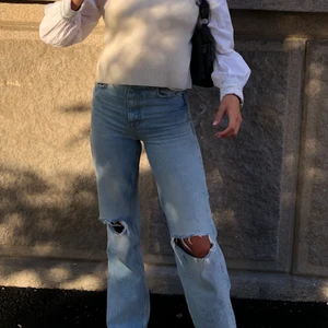 Zara jeans - Jeans med två slitna hål från zara Storlek S💖