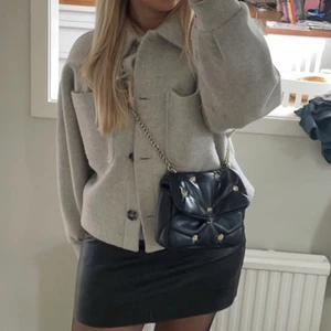 Nakd kortare kappa - Jacka från nakd💘 Storlek 38 men passar större/mindre beroende på passform. Finns en liten missfärgning på armen. Slutsåld, nypris 1450kr