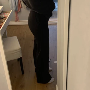 Kostymbyxor - Ett par basic högmidjade svarta kostymbyxor, måste sälja då de blivit försmå för mig. Skulle säga att de har passformen som madladys kostymbyxor! Jag är 167cm lång