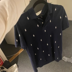 Skön Ralph lauren polo shirt  - Storlek är L för pojkar, sitter som S för Men. Ny pris 1200