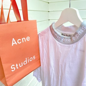 Acne Studios Neck Logo T-Shirt - Hej, säljer nu min Acne Studios t-shirt. Den är i bra skick utan tydliga tecken på användning. Storlek M men passar även L. Har påse kvar från köp. Priset är inte hugget i sten. Hör av er vid frågor.