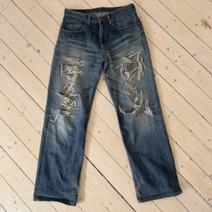 Levi’s jeans 32/34  - Ett par gamla favoritjeans som hänger så sjukt snyggt från höfterna. Modellen är 544-03 som jag förstått det (kan skicka bild på lappen på insidan) och storleken 32/33. Midja 40 cm innerben 80 cm. 