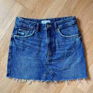 Jeans kjol Zara - Säker denna snygga jeanskjol från Zara i storlek xs. En ganska kort modell med snygga slitningar. Säljer den då den blivit förliten. Hör av er vid frågor eller mer bilder!💙