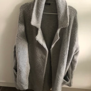 Jacka från brandy melville  - Grå koftjacka från Brandy Melville. Väldigt mysig att ha under hösten. 