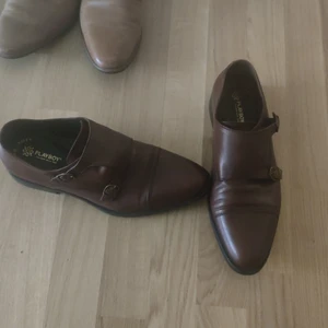 Playboy läder/skin skor - Mörk bruna finskor i läder/skin i storlek 42. Väldigt fint skick. 