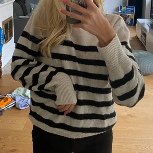 Randig stickad tröja  - Jag säljer denna populära stickade tröjan från hm då den inte kommer till användning längre. Storlek S, säljs för 100kr+frakt som köparen står för🤎🖤