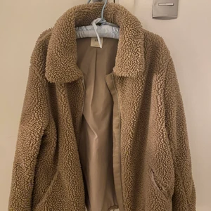 Teddyjacka  - Super söt teddyjacka från hm. Bra skick.  Meddela mig om du har några frågor. Tryck inte på köp direkt utan kontakta mig först. Köparen står för frakt.