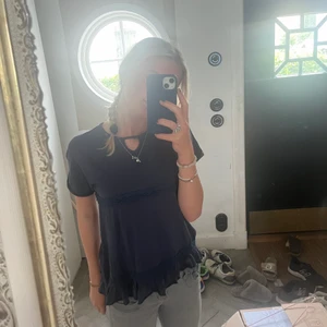 Topp från Zara - Fin mörkblå topp med fina detaljer!!! Köparen står för frakten. Säljer pågrund av att den ej kommer till användning❤️ . Pris kan diskuteras! Köpt för 399.