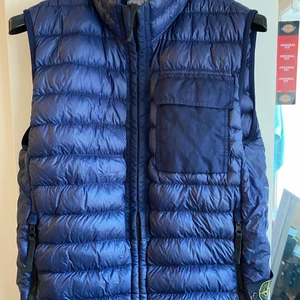 Stone island  - säljer min Blå Stone island väst Sizz S