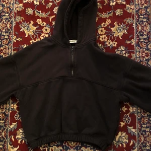 Weekday hoodie - Svart weekday hoodie med zip up. Bra skick! 