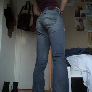 Low waist lee jeans i bra skick, dock ett litet hål längst ner på högra byxbenet. Passar bra i längden för mig som är 174 cm. Ställ gärna frågor!