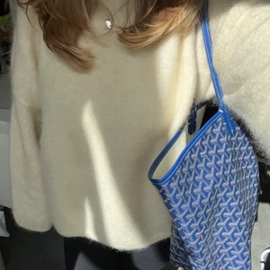 Stickad tröja - världens mysigaste mohair stickade tröja från H&M som nu är slutsåld, påminner om den från arket och är i super bra skick då ja jag råkade köpa två och säljer den ena. ‼️HINNER EJ SVARA ALLA MEN BUD JUST NU ÄR 799kr‼️