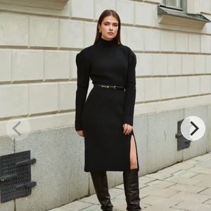 Adoore klänning - Säljer denna svarta klänning ifrån adoore!! Fint skick, använd fåtal gånger!! Säljer för att jag inte tycker jag passar i krage. Nypris 1600