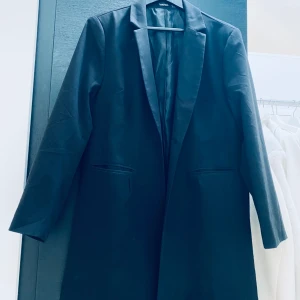 Kavaj svart - Superfin svart kavaj från BooHoo. Har gått upp i storlek i den så den är oversize på mig som har 34/36