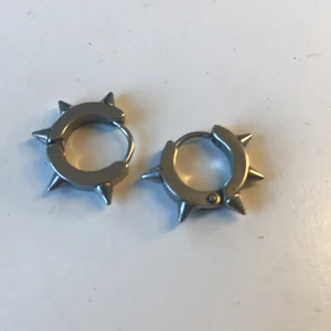 örhängen  - säljer dom här örhängena från shein:) aldrig använda, hör av er<3