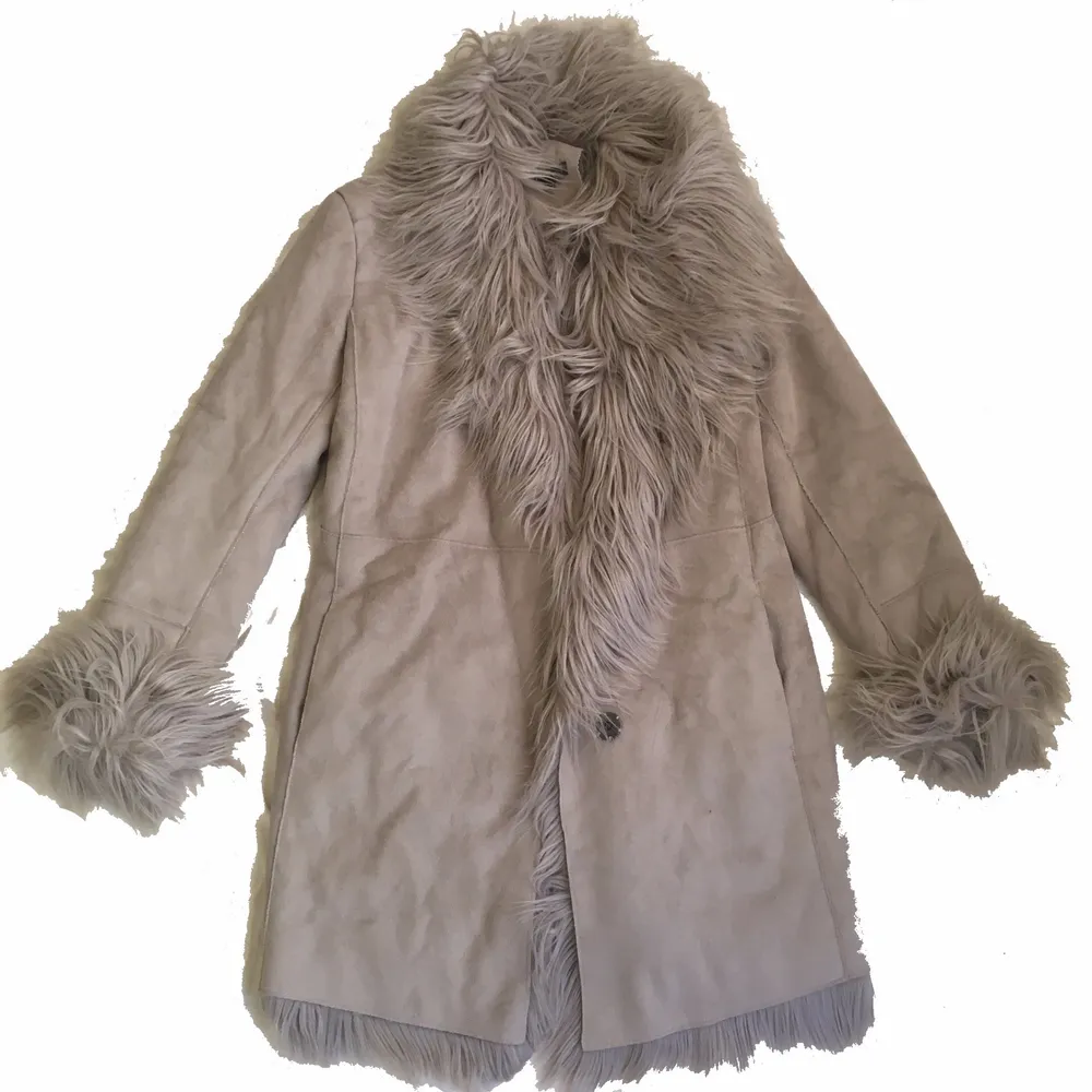 SÅ FIN ljusgrå penny lane coat/afghan jacket säljer bara för att jag har en annan jag använder mer🥹 . Jackor.