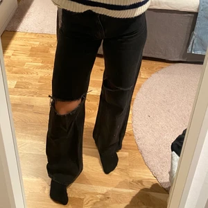 Jeans från monki  - Tre jeans från monki i färgerna svart/grå, blå o mörkblå. Har klippt hålen själv på de svart/gråa som är i strl 26, blå jeansen i strl 25  o de mörkblå i strl 26 