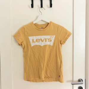 Gul Levis tröja - Köpare står för frakten 