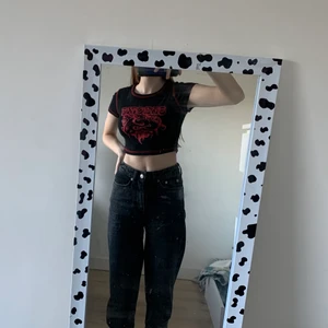 Svart topp med rött tryck - En svart tröja med rött tryck från hm som jag använt en gång || Köparen står för frakt || Köpt för 99kr ||