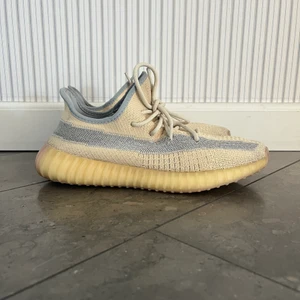 Yeezy 350 linnen  - Ett par feta yeezy linnen köpte i en butik i Stockholm st 44 passar även 43 låda finns ockås kan frakta om köparen står för frakten.