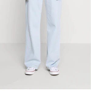 De denim echo super light indigo blue jeans  - Säljer mina dr denim jeans för dom är försmå. Stl 25/32 men skulle säja att dom är rätt långa. Ny pris 600 men säljer dom för 430 kr.