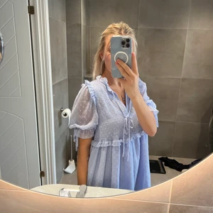 NA-KD blå klänning - En fin och somrig klänning från NA-KD. Aldrig använd och prislappen sitter kvar. Hör av dig vid fler frågor eller för fler bilder😇