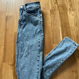 Jeans ifrån Bubbleroom storlek 34 oanvända 