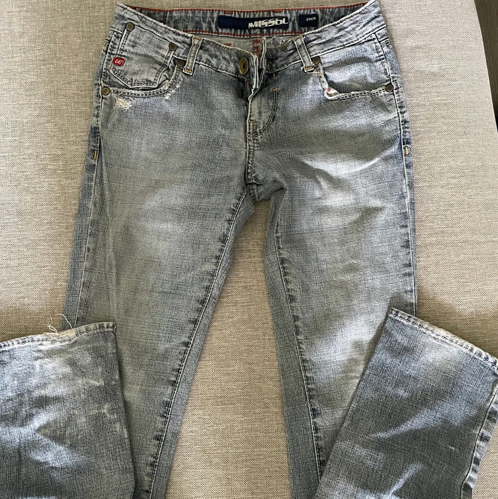 Säljer dessa super fina lågmidjade jeans i storlek 32-34💓. Jeans & Byxor.
