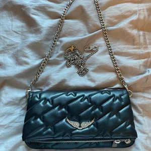 Zadig väska - Säljer nu min väska från Zadig. Modellen heter rock quilted och är i den vanligaste storleken. I princip nyskick. Det ingår både en kort och lång kedja. Väskan är såklart äkta! ❤️‍🩹