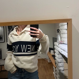 Tjocktröja - Fin tjocktröja ifrån zara som är sparsamt använd men inte är min stil längre. Är i storleken M men passar mig jättebra som har S. Frakten tilllommer!💗priset kan diskuteras!