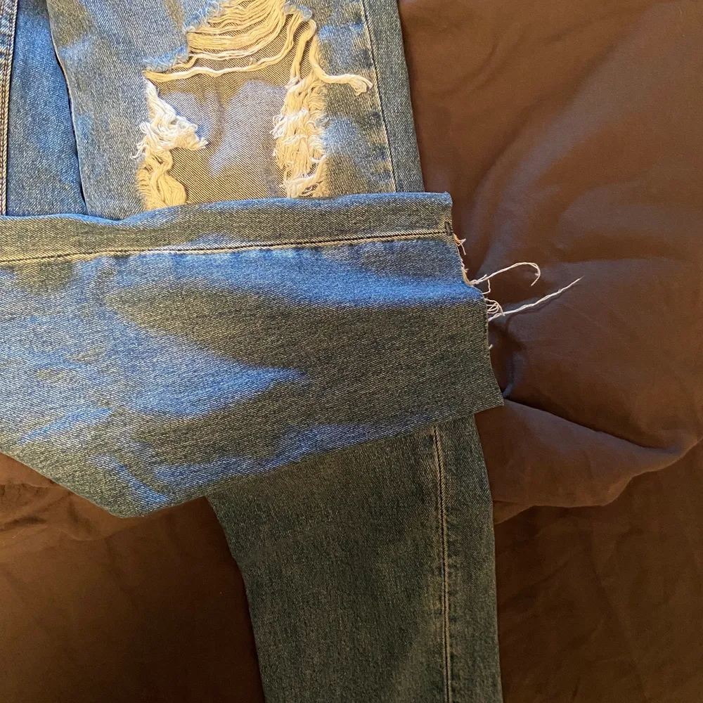 Blåa jeans med hål från hm. Aldrig använt men prislappen är inte kvar. Jättebra skick iaf💓 Skriv för fler bättre bilder💕. Jeans & Byxor.