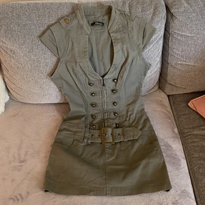 Jeans klänning  - Gammal jeansklänning jag hittade hemma, inte använts på väldigt länge därav säljer jag den! Är inte säker på storleken men skulle säga mellan 34-36! Kan skicka fler bilder på detaljer osv om så önskas! 