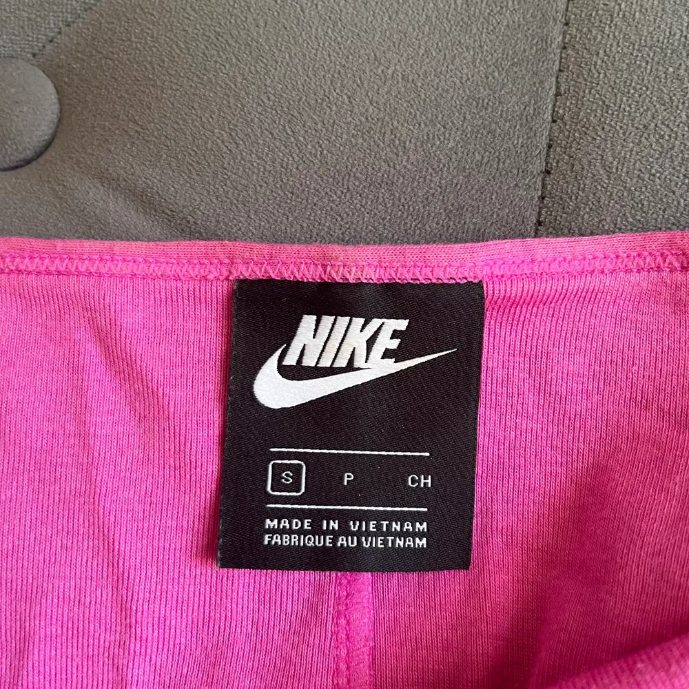 Säljer rosa Nike linne som endast är använt en gång❤️❤️. Blusar.
