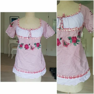 Odd Molly Blus Xs/s - Jättefin blus från odd molly, nyskick. Stl 0 skulle säga att den passar xs/s då den är schusterbar i ryggen. Massa fina detaljer och fickor.Samfraktar gärna💖 Sökord: bomull, rosa, puffärm, blommig, randig, cottagecore, 34, 36, 38, 32, röd, lila, vit, topp