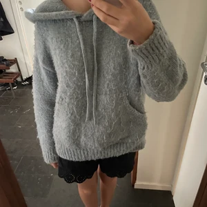 Zara hoodie - Säljer denna mysiga populära hoodie från Zara. Den är i storlek M. 